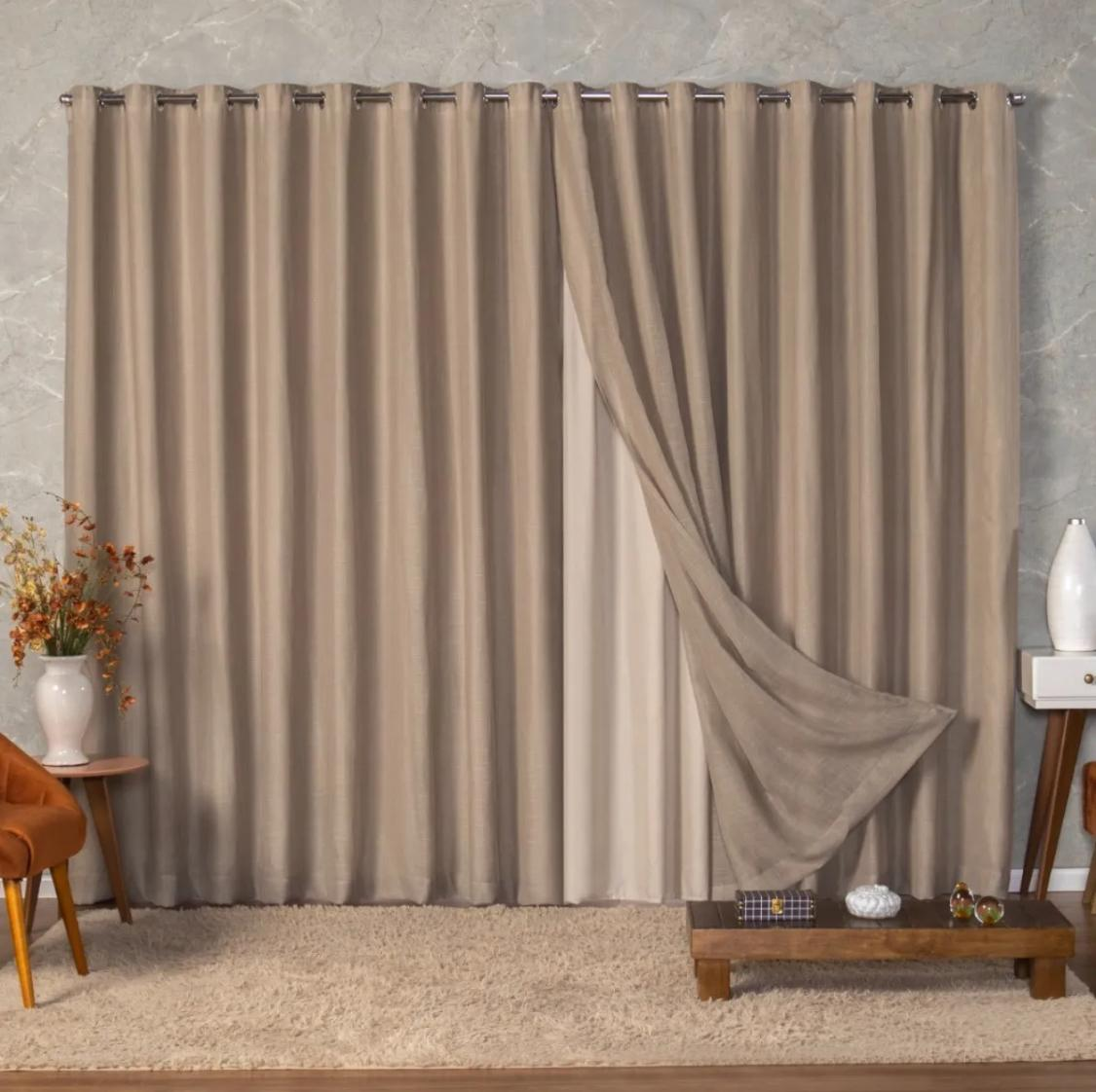 Cortinas limpas em ambiente decorado