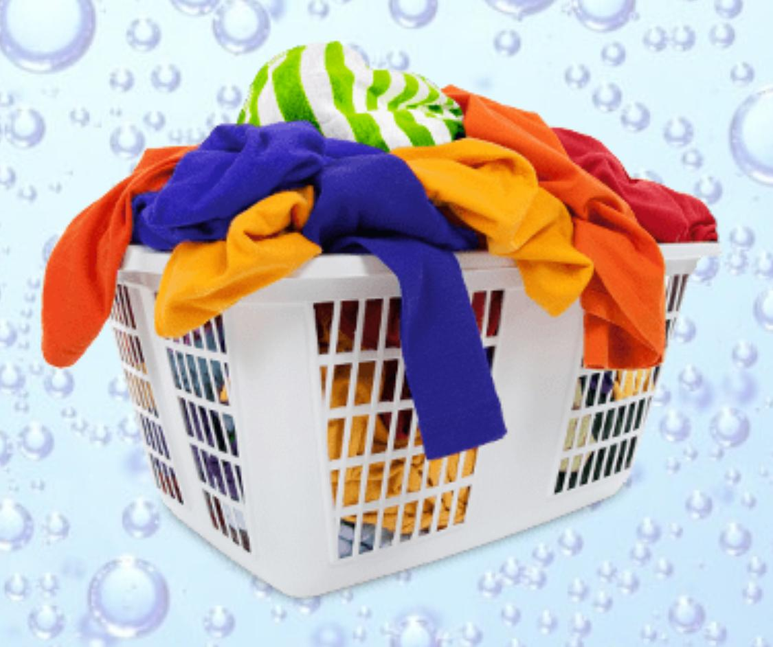 Cesto com roupas coloridas para lavagem do dia a dia